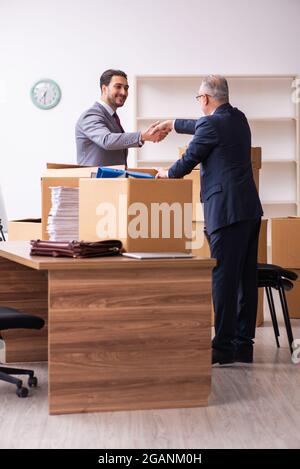 Deux employés dans le concept de relocalisation Banque D'Images