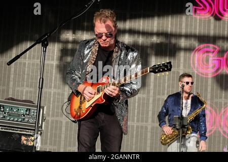 Lulworth, Royaume-Uni. 31 juillet 2021. Nathan King, guitariste du groupe britannique New Wave des années 1980, Level 42, se joue pendant le Camp Bestival à Lulworth. Crédit : SOPA Images Limited/Alamy Live News Banque D'Images