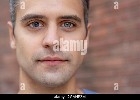 Portrait en gros plan de l'homme latin avec hétérochromie Banque D'Images
