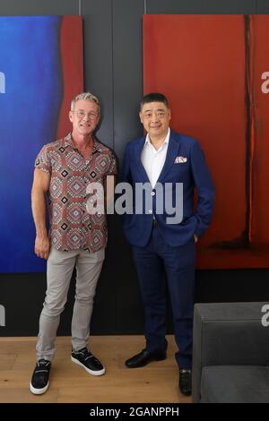 Studio City, Californie, États-Unis. 28 juillet 2021. L'artiste Todd Williamson et l'animateur de télévision Joey Zhou à l'exposition d'art « The Sun is the Same » présentant les artistes Christina Craemer, Joe Davidson, Shane Guffogg, Raymond Pettibon et Todd Williamson dans une maison architecturale conçue par David Thompson de AssemblEdge+ à Studio City, Californie. Crédit: Sheri Determan Banque D'Images