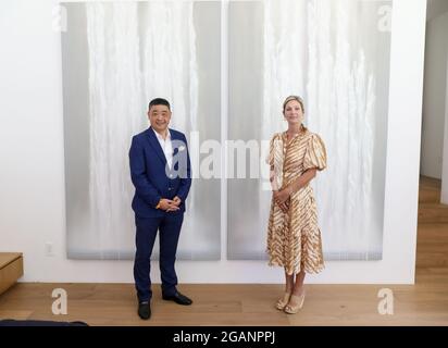 Studio City, Californie, États-Unis. 28 juillet 2021. L'animateur de télévision Joey Zhou et l'artiste Christina Craemer à l'exposition d'art « The Sun is the Same » présentant les artistes Christina Craemer, Joe Davidson, Shane Guffogg, Raymond Pettibon et Todd Williamson dans une maison architecturale conçue par David Thompson de AssemblEdge+ à Studio City, Californie. Crédit: Sheri Determan Banque D'Images