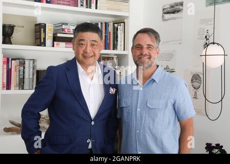 Studio City, Californie, États-Unis. 28 juillet 2021. L'animateur de télévision Joey Zhou et l'architecte David Thompson à l'exposition d'art « The Sun is the Same » présente les artistes Christina Craemer, Joe Davidson, Shane Guffogg, Raymond Pettibon et Todd Williamson dans une maison architecturale conçue par David Thompson de AssemblEdge+ à Studio City, Californie. Crédit: Sheri Determan Banque D'Images
