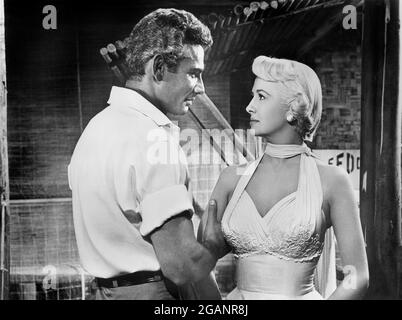 Jeff Chandler, Marilyn Maxwell, sur le tournage du film, « East of Sumatra », Universal Pictures, 1953 Banque D'Images