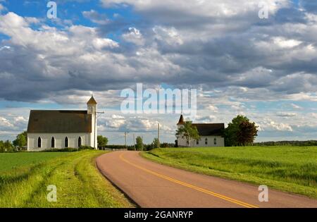 Les églises presbytériennes et uniennes du lot historique 14 se trouvent les unes en face des autres dans un cadre pastoral à Birch Hill, à l'Île-du-Prince-Édouard. Banque D'Images