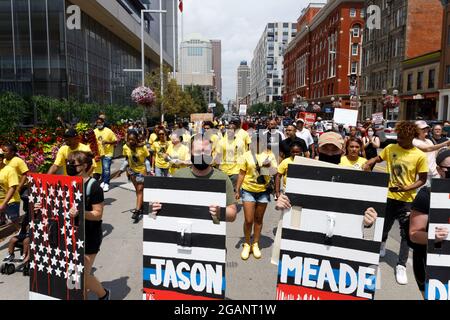 Des militants de Black Lives ont organisé des pancartes pendant la marche et le rallye.les amis et la famille de Casey Goodson Jr. Ont été rejoints par des activistes de Black Lives Matter à l'extérieur du palais de justice du comté de Franklin pour une marche et un rassemblement pour mettre en accusation l'ancien adjoint du shérif Jason Meade, Qui a tué Casey Goodson Jr. En décembre 2020. Ce rallye est tombé à l'anniversaire de Tamala Payne, la mère de Casey Goodson Jr., et a présenté des prières des pasteurs locaux, un mot de l'avocat de famille Sean Walton, des paroles de Payne et une brève réflexion sur le personnage de Goodson Jr. De son frère cadet Bredl Banque D'Images