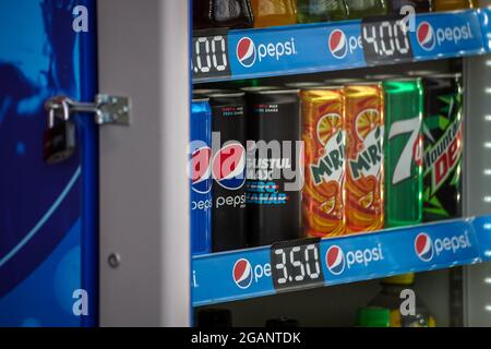 Bucarest, Roumanie - 29 mars 2021 UN réfrigérateur avec plusieurs marques de boissons gazeuses dans des bouteilles colorées. Cette image est destinée à un usage éditorial sur Banque D'Images