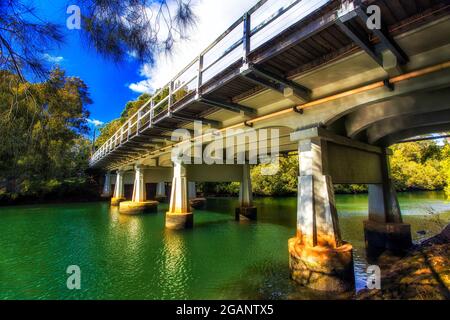 Sous-ventre d'un pont historique traversant la rivière Lane Cove dans le parc national urbain de Sydney, en Australie. Banque D'Images