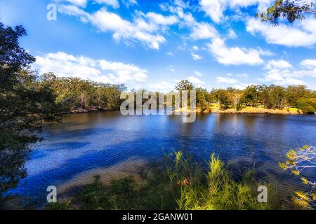 Pittoresque Blue Lake Parramatta dans le grand Sydney par une journée ensoleillée - sentier de randonnée autour du lac. Banque D'Images