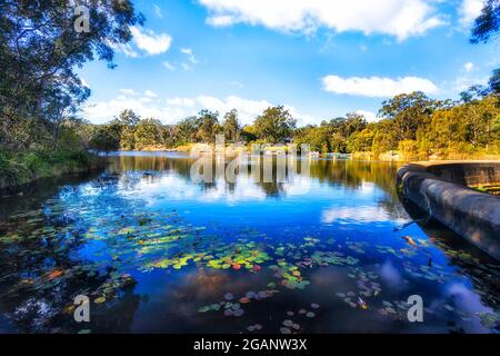 Barrage sur le lac Parramatta à Hunts creek de Parramatta, à l'ouest de Sydney, en Australie - paysage pittoresque. Banque D'Images