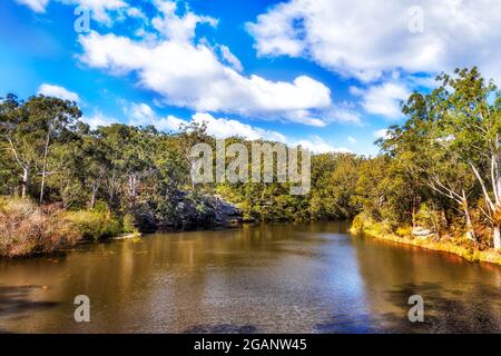 Vue panoramique sur les bois du lac Parramatta en bord de mer à l'ouest de Sydney, en Australie - par beau temps. Banque D'Images