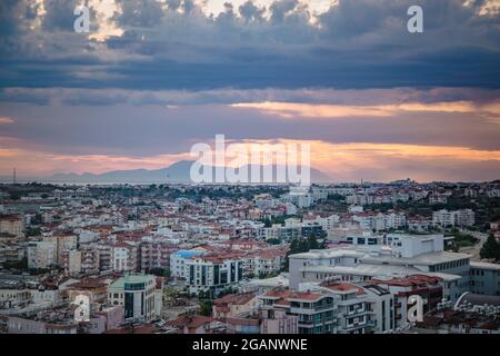 Panarama de la ville de Manavgat, Turquie au coucher du soleil. Vue depuis la terrasse d'observation. Banque D'Images