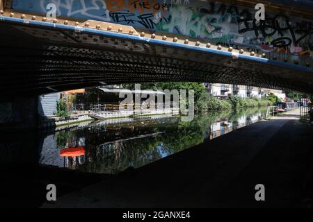 Vue sur le Grand Union Canal à Westbourne Park dans l'ouest de Londres. Banque D'Images