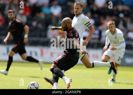 Swansea, Royaume-Uni. 31 juillet 2021. Nathan Redmond, du FC Southampton, marque le deuxième but de ses équipes. Match d'avant-saison, Swansea City v Southampton au Liberty Stadium de Swansea, pays de Galles, le samedi 31 juillet 2021. Cette image ne peut être utilisée qu'à des fins éditoriales. Utilisation éditoriale uniquement, licence requise pour une utilisation commerciale. Aucune utilisation dans les Paris, les jeux ou les publications d'un seul club/ligue/joueur. photo par Andrew Orchard/Andrew Orchard sports Photography/Alamy Live News crédit: Andrew Orchard sports Photography/Alamy Live News Banque D'Images