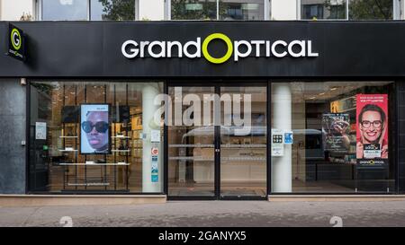PAR, FRANCE - 08 juillet 2021 : la façade du Grand magasin optique de style français à Paris, France Banque D'Images