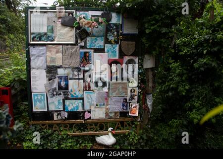 Marc Bolan's Rock Shrine - un monument commémoratif sur le site où il est décédé lors d'un accident de voiture à Barnes, Londres, le 16 septembre 1977, Royaume-Uni Banque D'Images