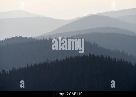 Purcell Mountains pendant la saison historique de la sécheresse et des incendies en 2021. Forêt nationale de Kootenai, nord-ouest du Montana. (Photo de Randy Beacham) Banque D'Images