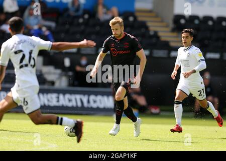 Swansea, Royaume-Uni. 31 juillet 2021. Stuart Armstrong du FC Southampton en action (c). Match d'avant-saison, Swansea City v Southampton au Liberty Stadium de Swansea, pays de Galles, le samedi 31 juillet 2021. Cette image ne peut être utilisée qu'à des fins éditoriales. Utilisation éditoriale uniquement, licence requise pour une utilisation commerciale. Aucune utilisation dans les Paris, les jeux ou les publications d'un seul club/ligue/joueur. photo par Andrew Orchard/Andrew Orchard sports Photography/Alamy Live News crédit: Andrew Orchard sports Photography/Alamy Live News Banque D'Images