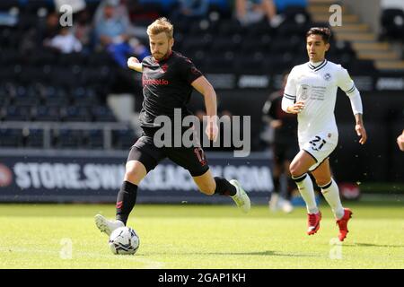 Swansea, Royaume-Uni. 31 juillet 2021. Stuart Armstrong du FC Southampton en action. Match d'avant-saison, Swansea City v Southampton au Liberty Stadium de Swansea, pays de Galles, le samedi 31 juillet 2021. Cette image ne peut être utilisée qu'à des fins éditoriales. Utilisation éditoriale uniquement, licence requise pour une utilisation commerciale. Aucune utilisation dans les Paris, les jeux ou les publications d'un seul club/ligue/joueur. photo par Andrew Orchard/Andrew Orchard sports Photography/Alamy Live News crédit: Andrew Orchard sports Photography/Alamy Live News Banque D'Images