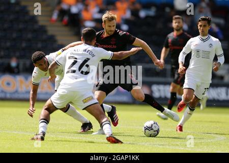 Swansea, Royaume-Uni. 31 juillet 2021. Stuart Armstrong du FC Southampton en action (c). Match d'avant-saison, Swansea City v Southampton au Liberty Stadium de Swansea, pays de Galles, le samedi 31 juillet 2021. Cette image ne peut être utilisée qu'à des fins éditoriales. Utilisation éditoriale uniquement, licence requise pour une utilisation commerciale. Aucune utilisation dans les Paris, les jeux ou les publications d'un seul club/ligue/joueur. photo par Andrew Orchard/Andrew Orchard sports Photography/Alamy Live News crédit: Andrew Orchard sports Photography/Alamy Live News Banque D'Images