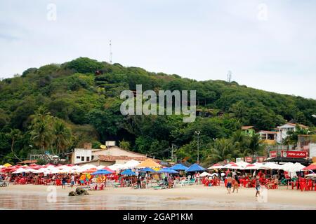 Tibau do Sul, Rio Grande do Norte / Brésil - 19 janvier 2021 : touristes et nageurs sur la plage du village de Pipa à Natal, Rio Grande do Norte au nord du pays Banque D'Images