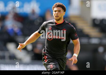 Swansea, Royaume-Uni. 31 juillet 2021. Che Adams de Southampton FC en action. Match d'avant-saison, Swansea City v Southampton au Liberty Stadium de Swansea, pays de Galles, le samedi 31 juillet 2021. Cette image ne peut être utilisée qu'à des fins éditoriales. Utilisation éditoriale uniquement, licence requise pour une utilisation commerciale. Aucune utilisation dans les Paris, les jeux ou les publications d'un seul club/ligue/joueur. photo par Andrew Orchard/Andrew Orchard sports Photography/Alamy Live News crédit: Andrew Orchard sports Photography/Alamy Live News Banque D'Images