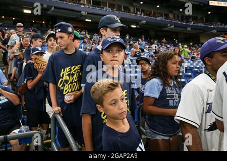 Saint-Pétersbourg, Floride. USA; beaucoup de jeunes fans se font la queue pour obtenir un autographe de l'un de leurs joueurs préférés de Tampa Bay Rays avant un grand lea Banque D'Images