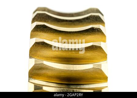 Photo macro d'un nouvel engrenage en cuivre brillant, isolé sur fond blanc. Banque D'Images