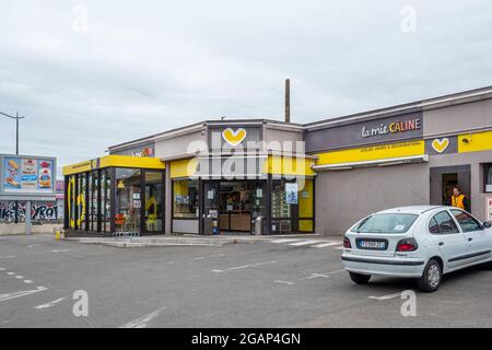 NANTE, FRANCE - 07 juillet 2021 : la façade de la boutique de LA MIE CALINE, une marque célèbre pour les produits de pain fast food de style français à Nantes, France Banque D'Images