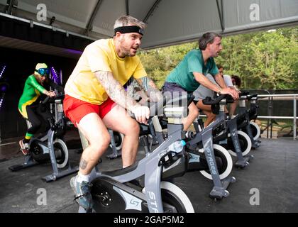 Lulworth, Dorset UK, samedi 31 juillet 2021 les amateurs de festival font du vélo d'exercice le deuxième jour du Camp Besal 2021, Château de Lulworth, Dorset. Credit: DavidJensen / Empics Entertainment / Alamy Live News Banque D'Images