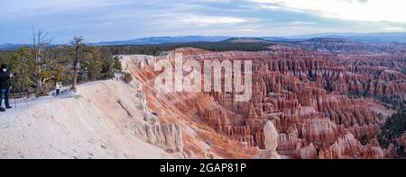 Magnifique lever de soleil sur le point d'inspiration du parc national de Bryce Canyon dans l'Utah Banque D'Images
