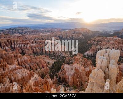 Magnifique lever de soleil sur le point d'inspiration du parc national de Bryce Canyon dans l'Utah Banque D'Images