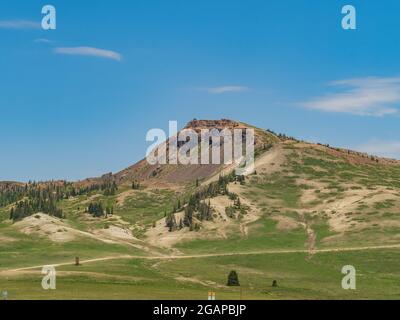 Vue ensoleillée sur le pic de Brian Head Mountain dans l'Utah Banque D'Images