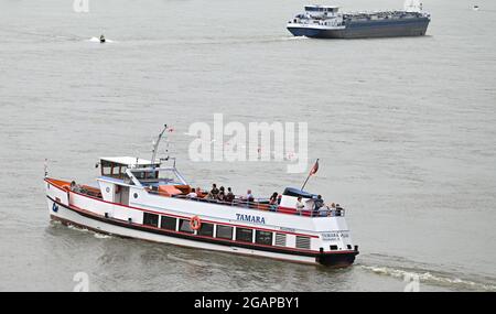 Wiesbaden Schierstein, Allemagne. 27 juillet 2021. En plus d'un bateau d'excursion (en face), un jet ski et un pétrolier se trouvent sur le Rhin. Depuis Corona a rendu les voyages plus difficiles, il est devenu de plus en plus encombré sur les rivières en été. En particulier, le canotage sportif, le scooter des mers et le stand-up Paddling (SUP) sont devenus de plus en plus populaires depuis des années. Et non seulement sur le Rhin et le main, mais aussi sur les autres fleuves. (À dpa 'Trubel und trouble auf Rhein und main - Jetski-Fahrer in der Kritik') Credit: Arne Dedert/dpa/Alay Live News Banque D'Images