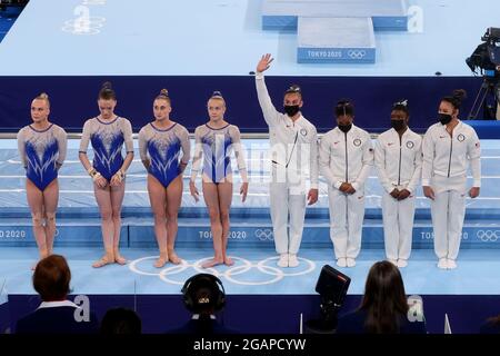 Tokyo, Japon, 27 juillet 2021. Équipe ROC et équipe États-Unis avant la finale de l'équipe féminine de gymnastique artistique le jour 4 des Jeux Olympiques de Tokyo 2020. Credit: Pete Dovgan/Speed Media/Alay Live News Banque D'Images