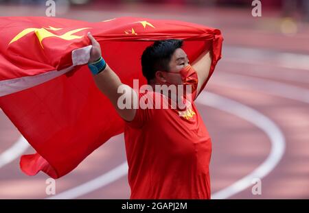 Gong Lijiao, de Chine, célèbre la victoire de la médaille d'or à la finale du coup de pied féminin au stade olympique le neuvième jour des Jeux Olympiques de Tokyo 2020 au Japon. Date de la photo: Dimanche 1er août 2021. Banque D'Images