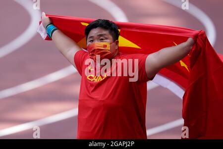 Gong Lijiao, de Chine, célèbre la victoire de la médaille d'or à la finale du coup de pied féminin au stade olympique le neuvième jour des Jeux Olympiques de Tokyo 2020 au Japon. Date de la photo: Dimanche 1er août 2021. Banque D'Images