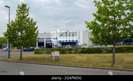 LA FLECHE, FRANCE - 03 juillet 2021 : la façade du bâtiment de L'atelier de réparation et de garage NORAUTO à la Fleche, France Banque D'Images