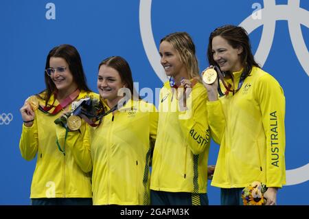 Tokyo, Japon. 31 juillet 2021. L'équipe australienne de Kaylee McKeown, Chelsea Hodges, Emma McKeon, Et Cate Campbell célèbre leur record olympique de 3:51.60 avec leurs médailles d'or sur le podium de la finale du relais Medley 4 X 100 féminin au Tokyo Aquatics Centre pendant les Jeux olympiques d'été de 2020 à Tokyo, au Japon, le dimanche 1er août 2021. Photo par Tasos Katopodis/UPI crédit: UPI/Alay Live News Banque D'Images