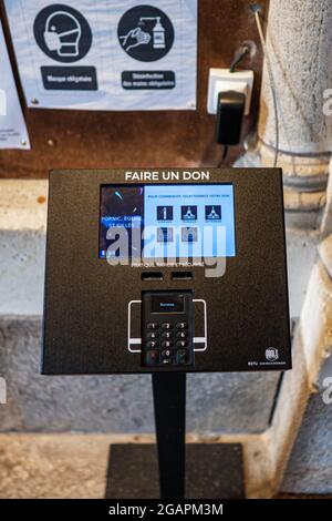 PORNIC, FRANCE - 08 juillet 2021 : un terminal de cartes de la Banque française pour les dons à l'église française ou à la banque du Vatican à Pornic, France Banque D'Images