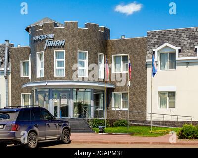 Tanay, Russie, juillet 16 2020 le bâtiment administratif de l'aérodrome de Tanai - le lieu de la compétition de parachutisme mondial 2020 et du saut en tandem Banque D'Images