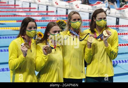 Tokyo, Japon. 31 juillet 2021. L'équipe australienne de Kaylee McKeown, Chelsea Hodges, Emma McKeon, Et Cate Campbell portant des masques célèbrent leur record olympique de 3:51.60 avec leurs médailles d'or sur le podium des prix de la finale du relais Medley 4 X 100 féminin au Centre aquatique de Tokyo pendant les Jeux olympiques d'été de 2020 à Tokyo, au Japon, le dimanche 1er août 2021. Photo par Tasos Katopodis/UPI crédit: UPI/Alay Live News Banque D'Images