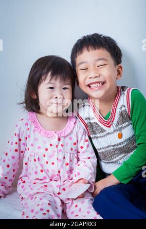 Petits enfants asiatiques (thaïlandais) heureusement, frère et sœur souriant, image conceptuelle sur l'amour et le collage des frères et sœurs Banque D'Images