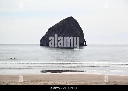 Le long de la côte de l'Oregon : haystack Rock juste à côté de la plage de Pacific City. Banque D'Images