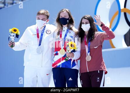 Les médaillés de Grande-Bretagne Charlotte Worthington (or), de l'américain Hannah Roberts (argent) et de la Suisse Nikita Ducarroz après la finale libre de BMX féminin au Parc sportif urbain Ariake le neuvième jour des Jeux Olympiques de Tokyo en 2020 au Japon. Date de la photo: Dimanche 1er août 2021. Banque D'Images