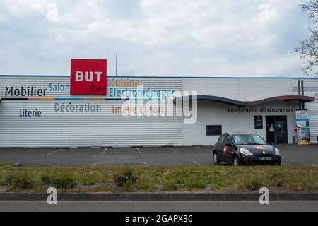 LA FLECHE, FRANCE - 03 juillet 2021 : une façade de bâtiment de MAIS, une marque célèbre pour les appareils domestiques, les appareils électroniques, les ordinateurs à la Fleche, France Banque D'Images