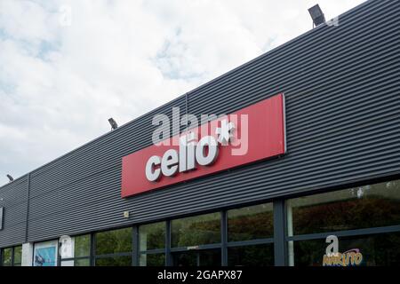 LA FLECHE, FRANCE - 03 juillet 2021 : la boutique CELIO avec logo, une marque célèbre pour les vêtements et accessoires de mode pour hommes à la Fleche, France Banque D'Images