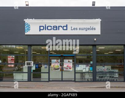 LA FLECHE, FRANCE - 03 juillet 2021 : la façade du bâtiment de PICARD, une marque célèbre pour les produits alimentaires surgelés à la Fleche, France Banque D'Images