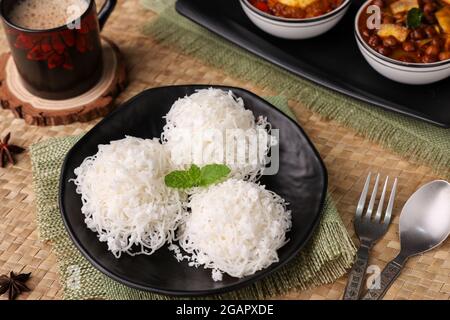 Noolappam/Idiyappam/nouilles de riz, un plat traditionnel populaire de Kerala cuit à la vapeur avec curry chaud et épicé de rôti d'oeuf sur une péniche, Alleppey Banque D'Images