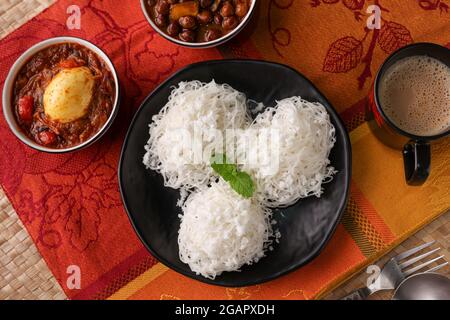 Noolappam/Idiyappam/nouilles de riz, un plat traditionnel populaire de Kerala cuit à la vapeur avec curry chaud et épicé de rôti d'oeuf sur une péniche, Alleppey Banque D'Images