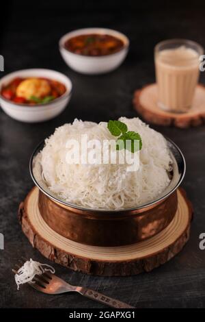 Noolappam/Idiyappam/nouilles de riz, un plat traditionnel populaire de Kerala cuit à la vapeur avec curry chaud et épicé de rôti d'oeuf sur une péniche, Alleppey Banque D'Images